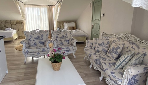 Panoramic Studio, Balcony