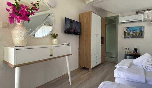 Economy Room, Balcony