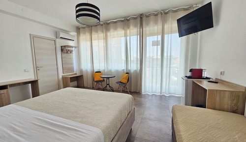 Habitación triple, Servicio de limpieza, vistas a la ciudad