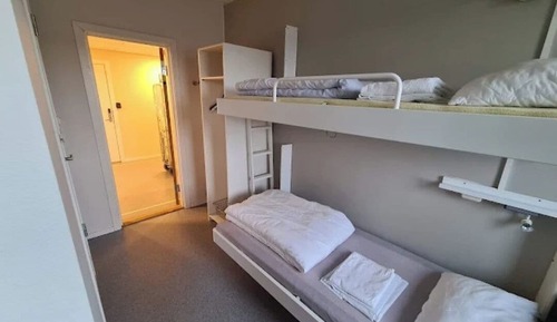 Habitación básica con 2 camas individuales, vistas parciales al mar