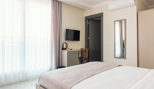 Habitación triple estándar, varias camas, balcón, vistas parciales al mar