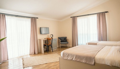 Habitación Deluxe, varias camas, terraza, vistas parciales al mar