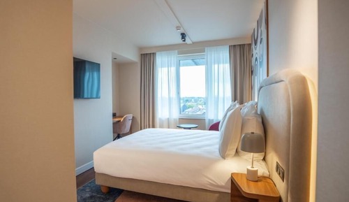 Habitación superior con 1 cama doble o 2 individuales, vistas a la ciudad