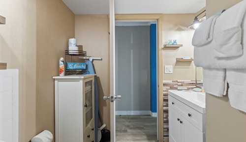 Estudio, varias camas, vistas parciales al mar, junto a la playa