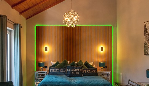 Apartamento superior, balcón, vistas a la ciudad (Luna)