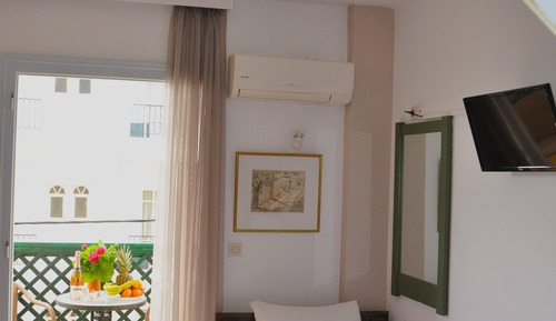 Apartamento clásico, balcón, vistas a la ciudad