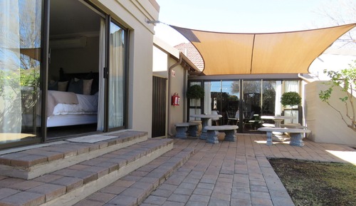 Habitación superior con 2 camas individuales, vistas al jardín