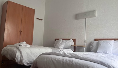 Habitación básica con 2 camas individuales, baño compartido