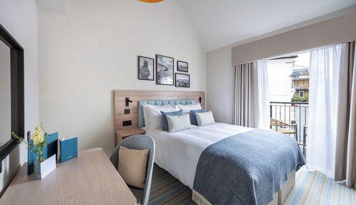 Habitación clásica con 1 cama doble o 2 individuales, 1 cama de matrimonio grande, balcón