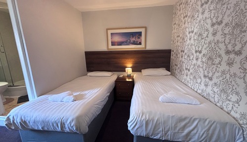 Habitación básica con 2 camas individuales
