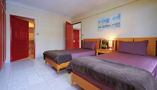 Habitación superior con 2 camas individuales, balcón, vistas al jardín