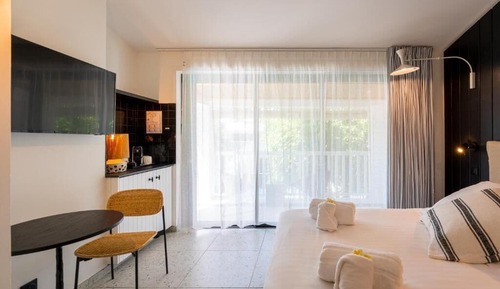 Habitación superior, balcón, vistas a la piscina