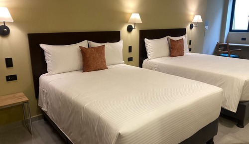Habitación clásica con 2 camas individuales, 2 camas dobles, vistas a la ciudad