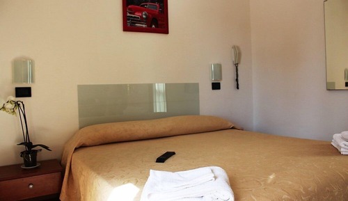 Habitación básica con 1 cama doble o 2 individuales, balcón