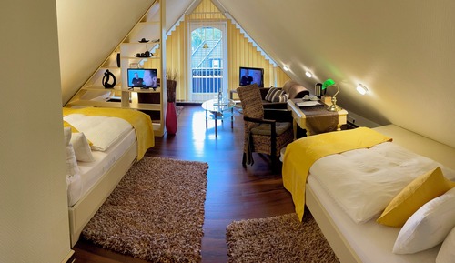 Habitación junior con 1 cama doble o 2 individuales, balcón