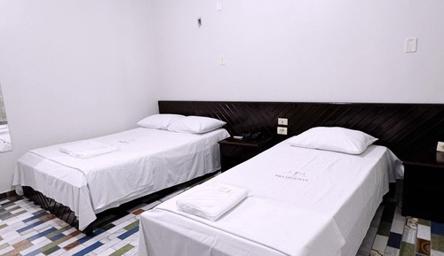 Habitación básica con 2 camas individuales