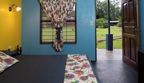 Habitación triple superior, varias camas, vistas al jardín