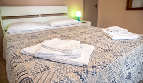 Habitación con 1 cama doble o 2 individuales, baño privado, vistas parciales al mar