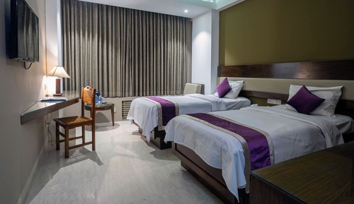 Habitación estándar con 1 cama doble o 2 individuales, vistas a la ciudad