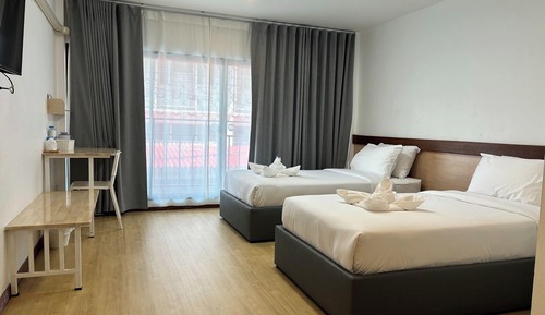 Habitación con 2 camas individuales, balcón