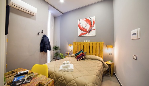 Habitación superior, vistas a la ciudad, en edificio anexo (Pzz Dante, Vico Carceri S. Felice 13)