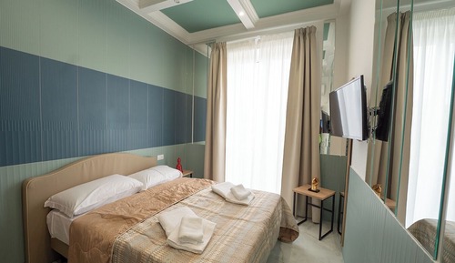 Habitación superior, vistas a la ciudad, en edificio anexo (Via del Chiostro 25)