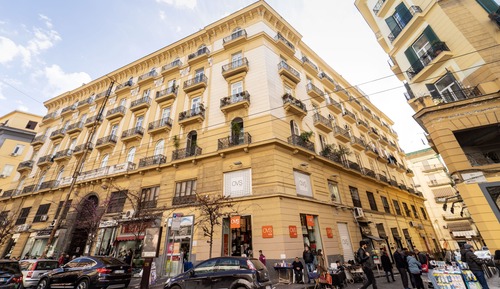 Suite estudio de lujo, bañera de hidromasaje, en edificio anexo (Corso Umberto 311)