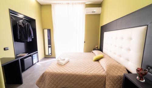 Habitación triple Deluxe, vistas al patio, en edificio anexo (Corso Umberto 311)