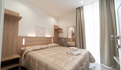 Habitación estándar, vistas al patio, en edificio anexo (Vico Giardinetto 84)