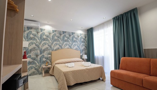 Habitación cuádruple Deluxe, en edificio anexo (via De Gasperi 45)