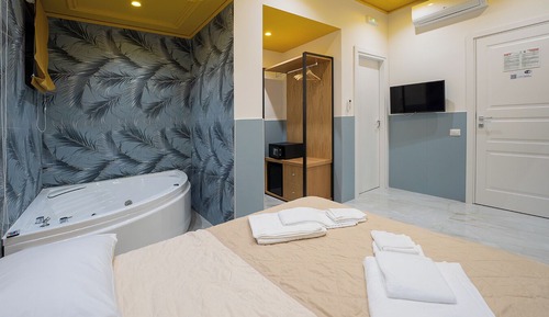 Suite estudio de lujo, bañera de hidromasaje, en edificio anexo (Vico Freddo a Donnalbina 2)