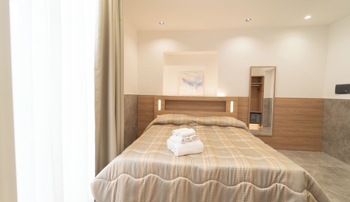 Habitación triple Deluxe, vistas a la ciudad, en edificio anexo (Vico Giardinetto 84)