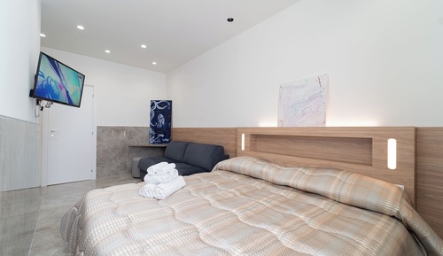 Suite estudio junior, vistas a la ciudad, en edificio anexo (Vico Giardinetto 84)