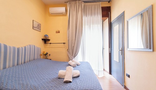 Habitación superior, vistas a la ciudad, en edificio anexo (Via Donnalbina 56)