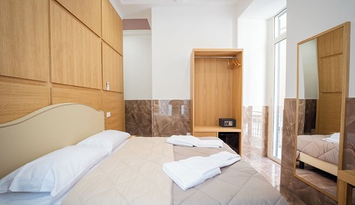 Habitación superior, vistas a la ciudad, en edificio anexo (Via De Pretis 88)