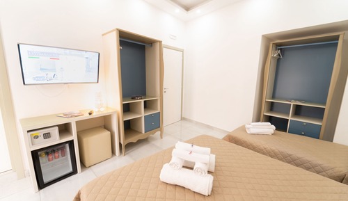 Habitación cuádruple familiar, vistas al patio, en edificio anexo (Corso Umberto 311)