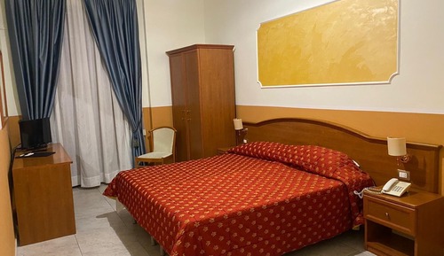 Habitación estándar con 1 cama doble o 2 individuales, balcón, vistas al jardín