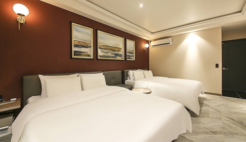 Habitación familiar con 1 cama doble o 2 individuales, 2 camas de matrimonio, no fumadores