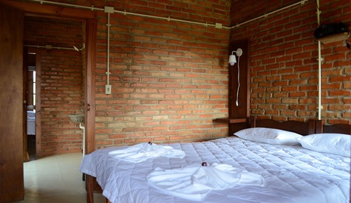 Habitación básica con 2 camas individuales, vistas a la montaña