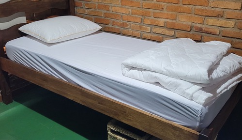 Habitación básica con 2 camas individuales, vistas a la montaña