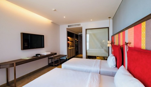 Habitación triple familiar, varias camas, vistas a la piscina, mirando al mar