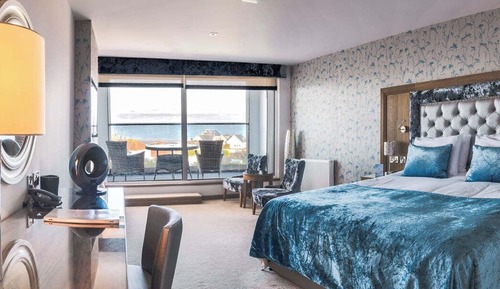 Habitación superior con 1 cama doble o 2 individuales, balcón, vistas al mar