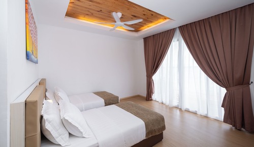 Habitación superior con 2 camas individuales, balcón, vistas al mar