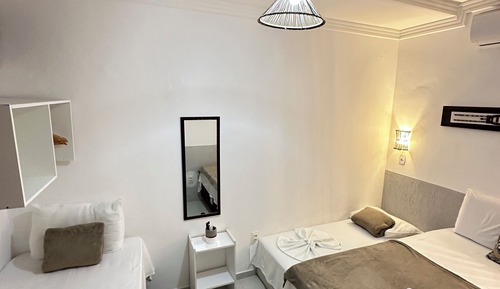 Habitación triple, vistas parciales al mar