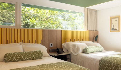 Habitación superior con 2 camas individuales, 2 camas dobles, vistas a la ciudad