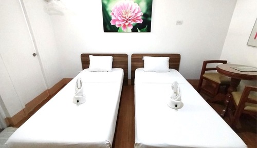 Habitación estándar con 1 cama doble o 2 individuales, no fumadores, balcón