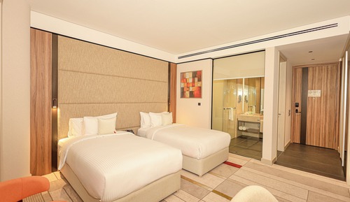 Habitación superior con 1 cama doble o 2 individuales, vistas a la ciudad