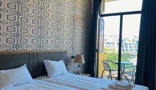 Habitación básica con 1 cama doble o 2 individuales, balcón