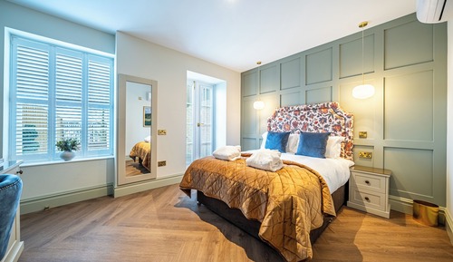 Habitación clásica, 1 cama de matrimonio grande, en la zona del jardín