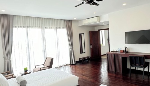 Habitación con 2 camas individuales, 2 camas dobles, balcón, vistas al patio